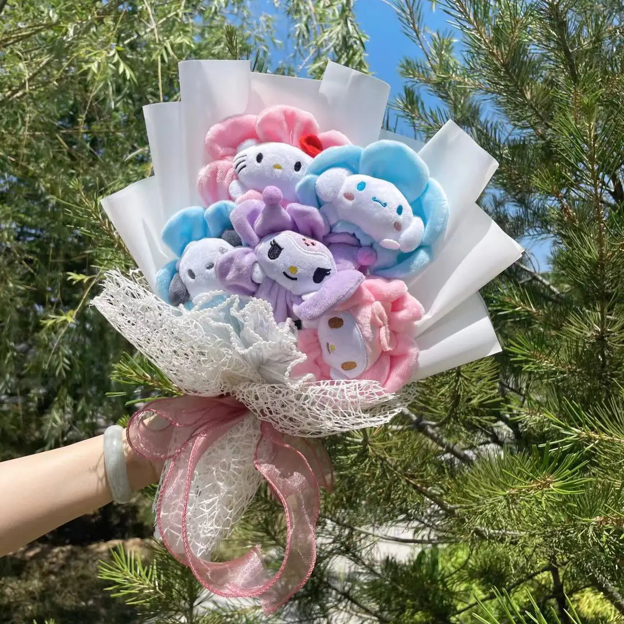 Sanrio Plush Bouquet Arranged in a Lovely Flower Shape